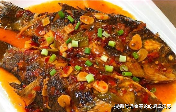 红烧鲫鱼,是一道色香味俱佳的家常菜,色泽红亮,口感鲜美