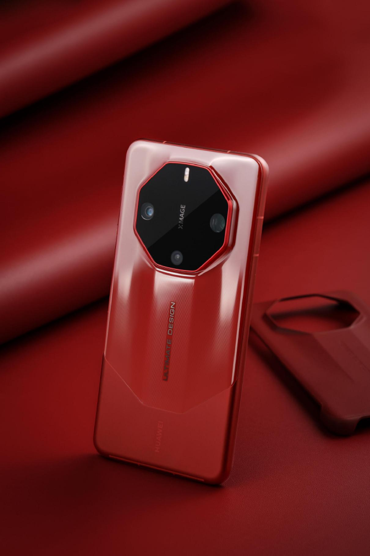 华为与保时捷达成合作,两者共同推出了华为mate 9保时捷设计版手机