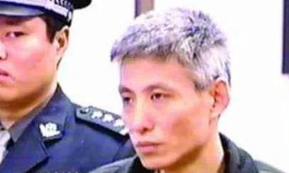 2003年刘涌走下法庭,和亲人道别后被押到殡仪馆,抬进死刑执行车