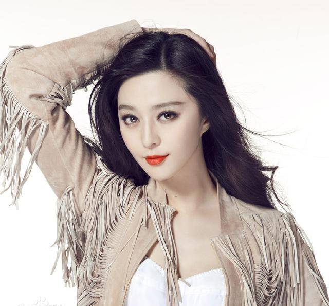 在国际上,多次闪耀在戛纳红毯,连续登上全球十大最高收入女演员排行榜