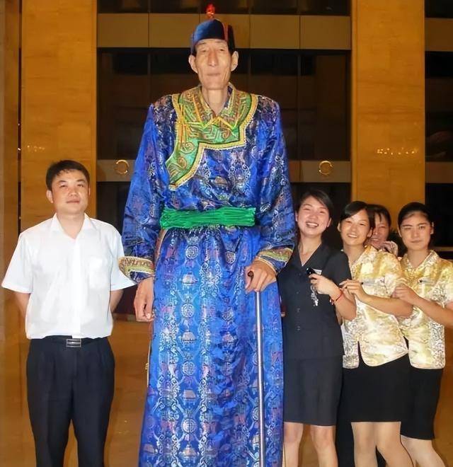 中国第一巨人鲍喜顺,不听医生劝告冒险生子,孩子如今身高多少?
