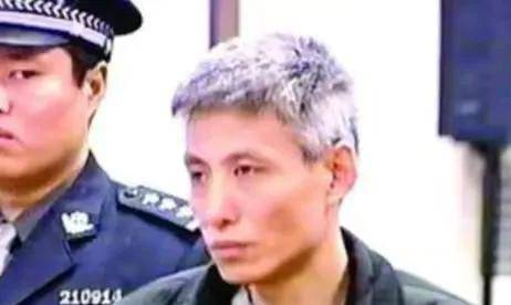 2003年,刘涌被执行死刑前表情镇定,苦笑看妻子,拒绝更换新衣服_郭大妈