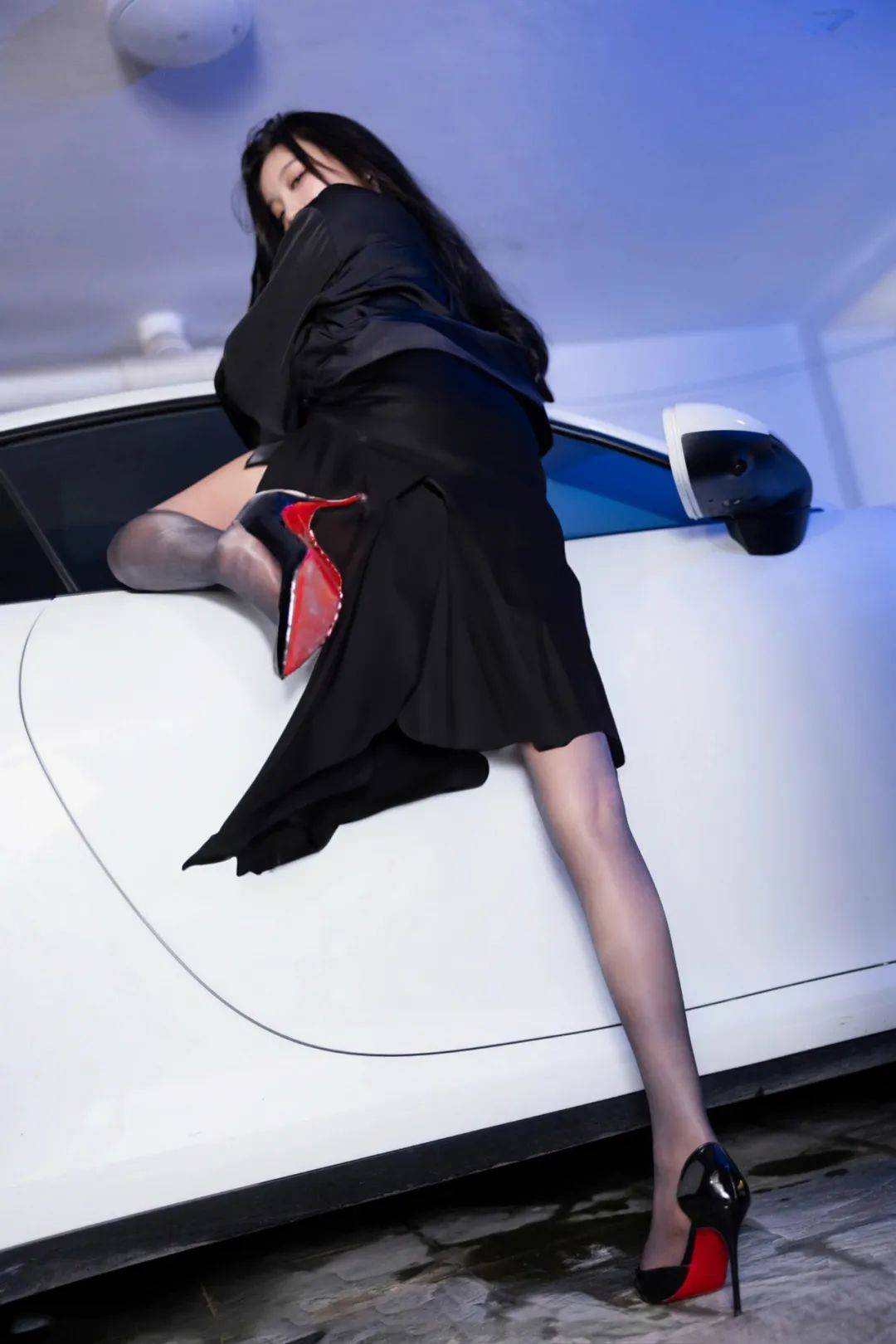 深v美女靠车妩媚瞬间,黑丝丰满曲线尽显,绝美身姿一览无余_魅力_黑色