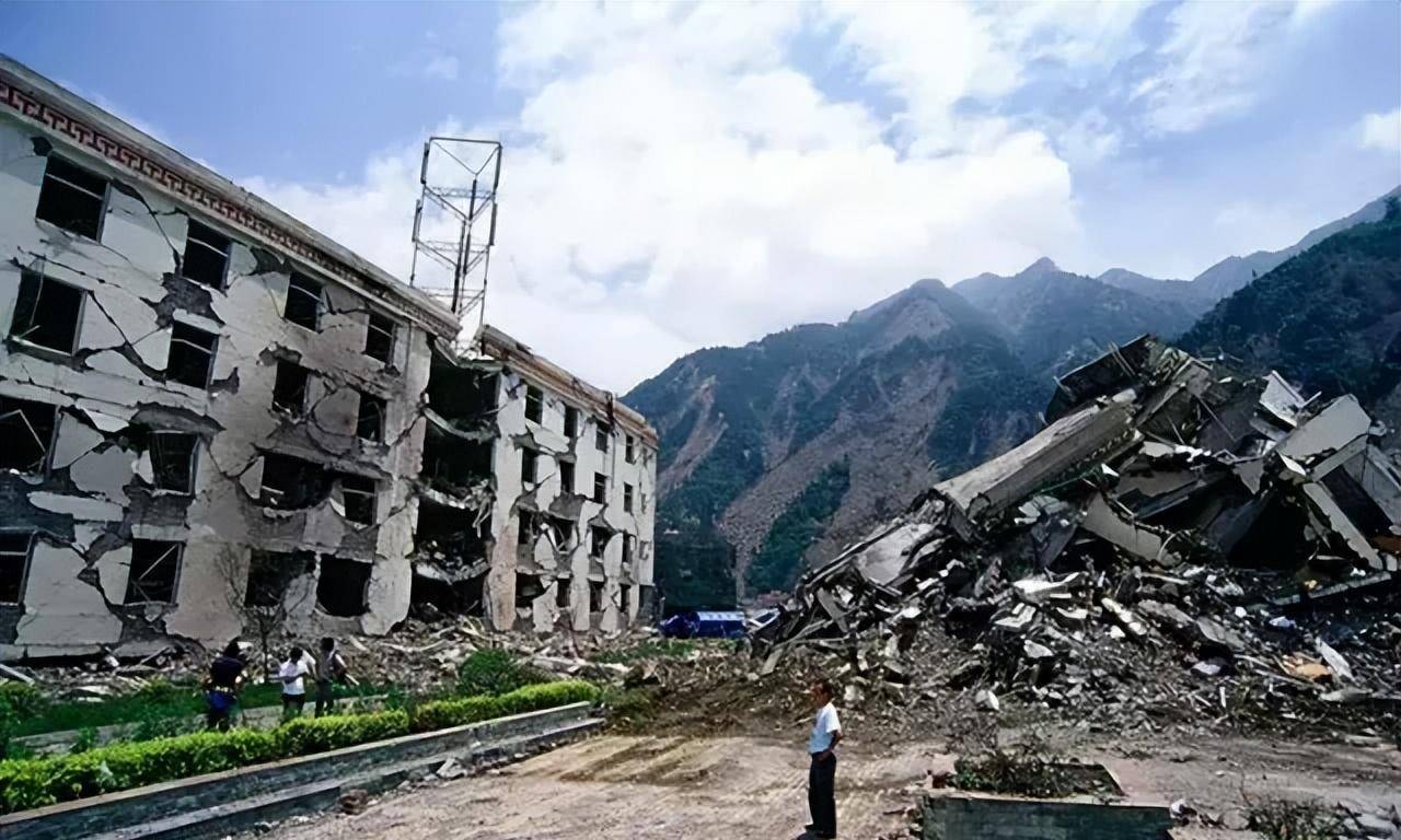 汶川地震後,父親揹著兒子遺體走25公里回家,一張照片感動了中國_程林