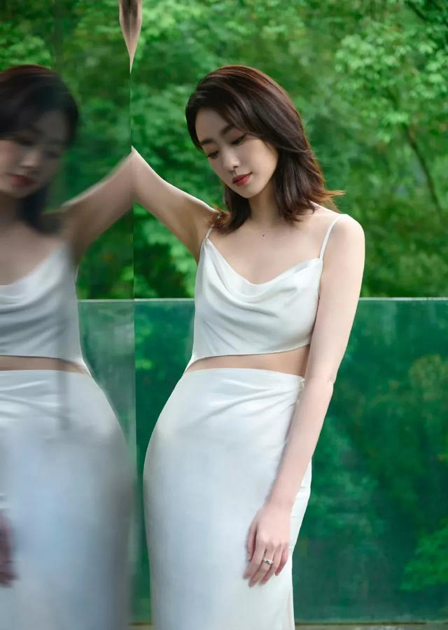 这条露背裙装将张小斐的完美身材展现得淋漓尽致.