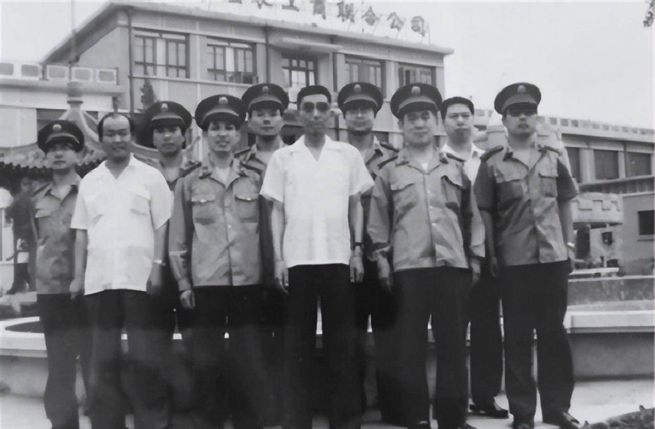 禹作敏坐在椅子上,旁边站着他的次子禹绍政(大邱庄企业集团总公司总