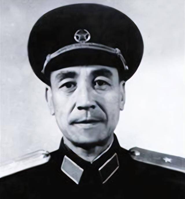 他曾是新疆军区的司令员,62岁却被撤销职位,晚年给予副职待遇_龙书金