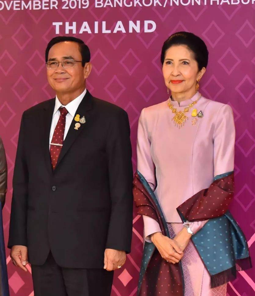 泰国第一夫人: 68岁气质高雅,把传统泰服穿出韵味,曾是大学教授_娜拉