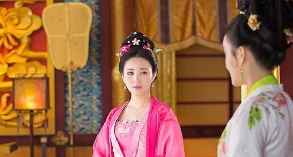 宠妃没子嗣,宫女生下皇子,皇帝对宠妃说:皇子给你