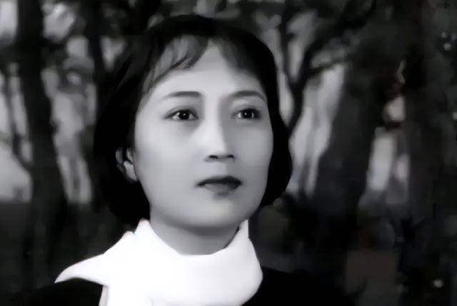 王曉棠:上世紀紅極一時的女演員,曾被授少將,如今88歲風采不減_黃宗英