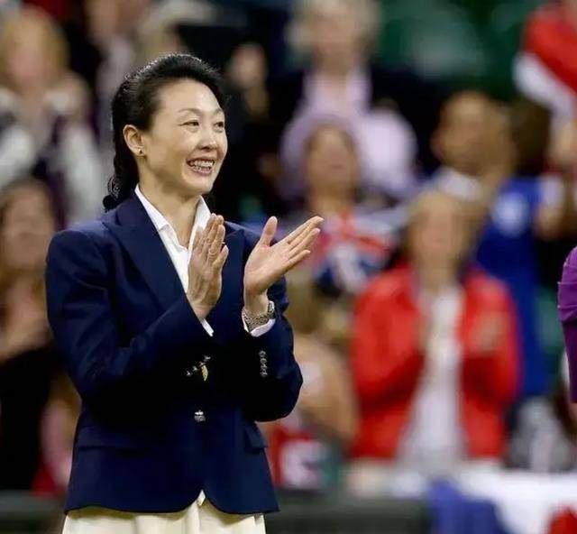 2001年,羽坛皇后李玲蔚捐出一块金牌,6年后拍卖44万,捐给学校_比赛