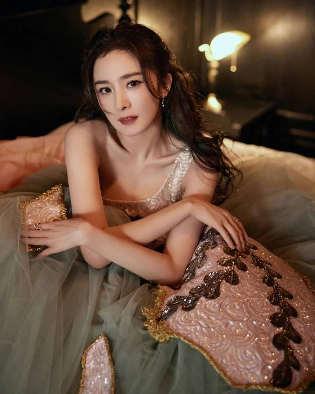 杨幂晚会彩排下班被陌生男子摸头 该男子素质太低让人嗤之以鼻_评论