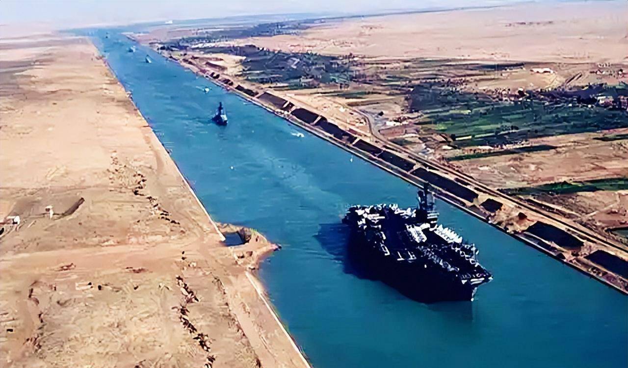 巴拿马运河为何不直接挖穿山体连通两大洋,却靠多级水闸通行呢?