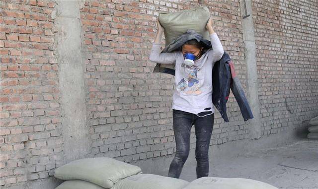 因为这个女孩来自安徽省萧县大屯镇,所以网友亲切地称呼她为萧县"水泥