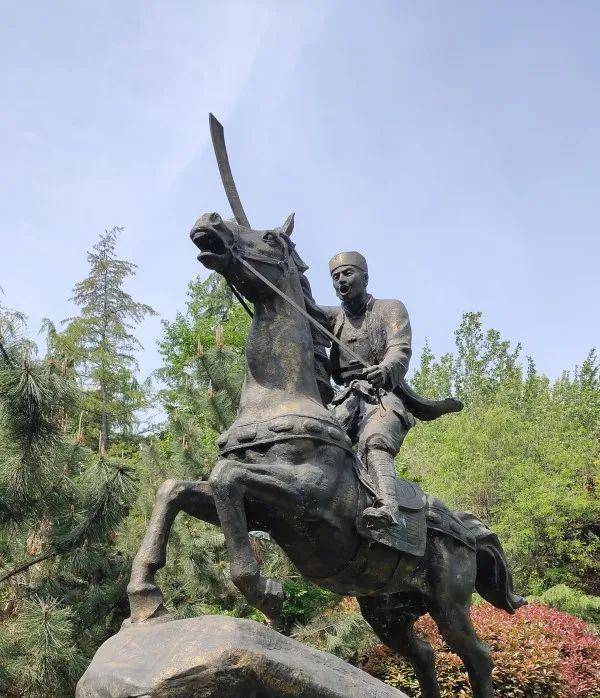 战士假扮农民,在村子里生火伪装做饭,伪军疯狂来抢,结果如何?