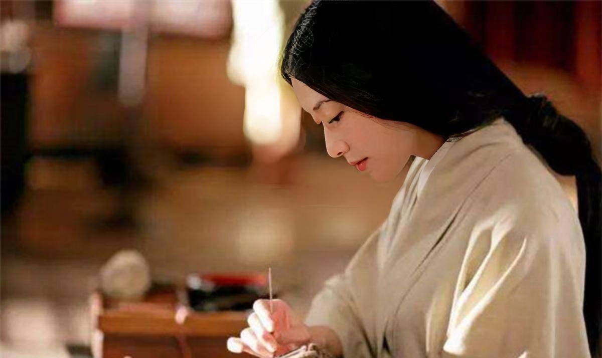 葛是一种比较常见的草本植物,扯下来就能直接当绳子用,放进水里煮