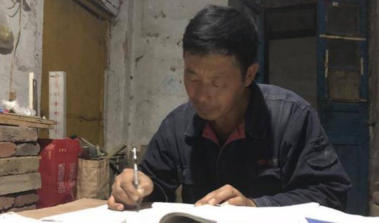 山東51歲大叔,瞞著妻子考上大學,畢業後卻無人聘用