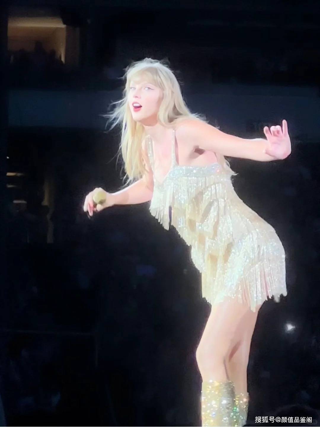 舞台女王的魅力绽放:霉霉taylor swift演唱会上是怎么做到完全没擦边