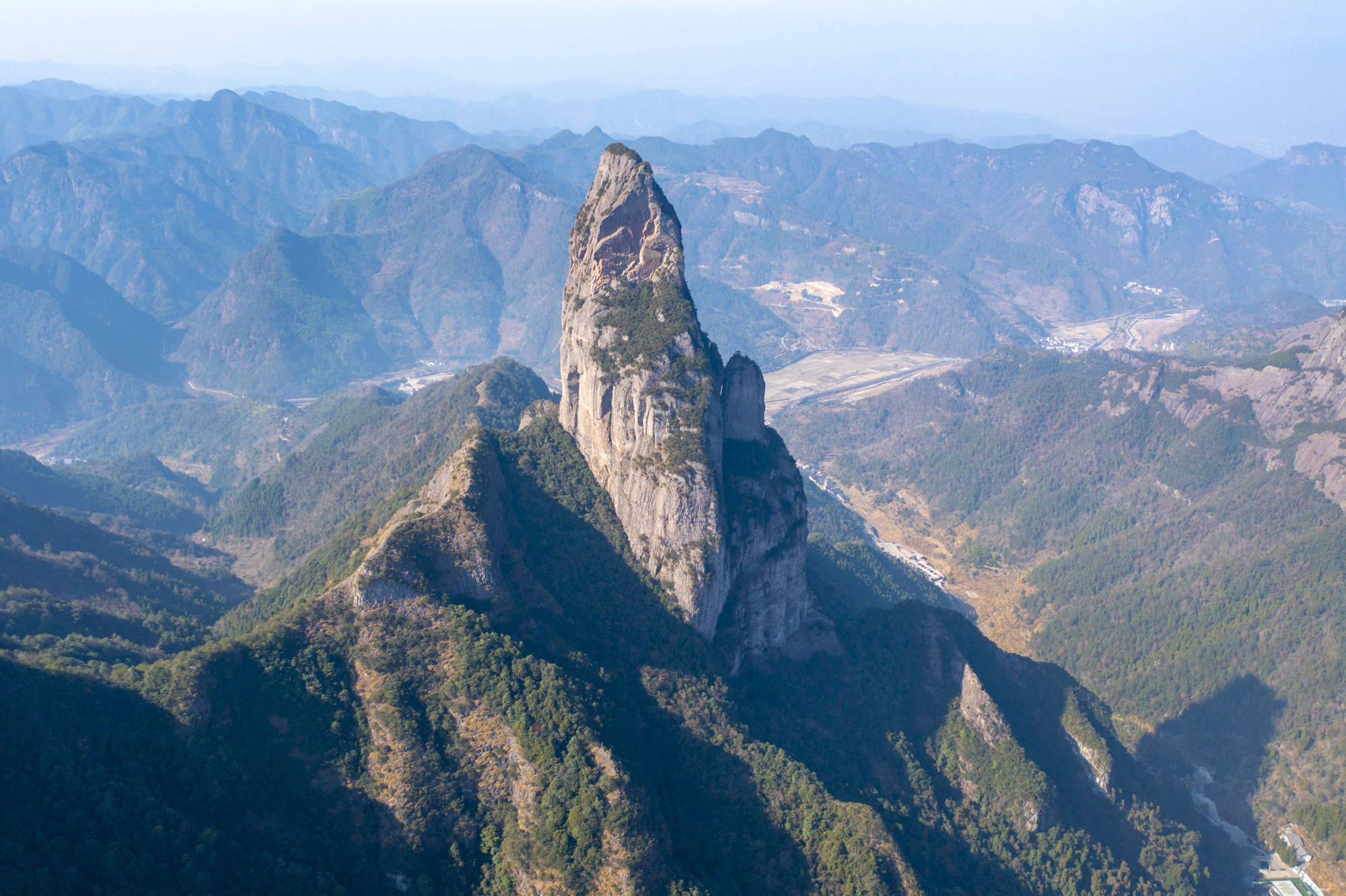 浙江仙居有座神奇的山峰,因酷似觀音而火遍網絡,拍照