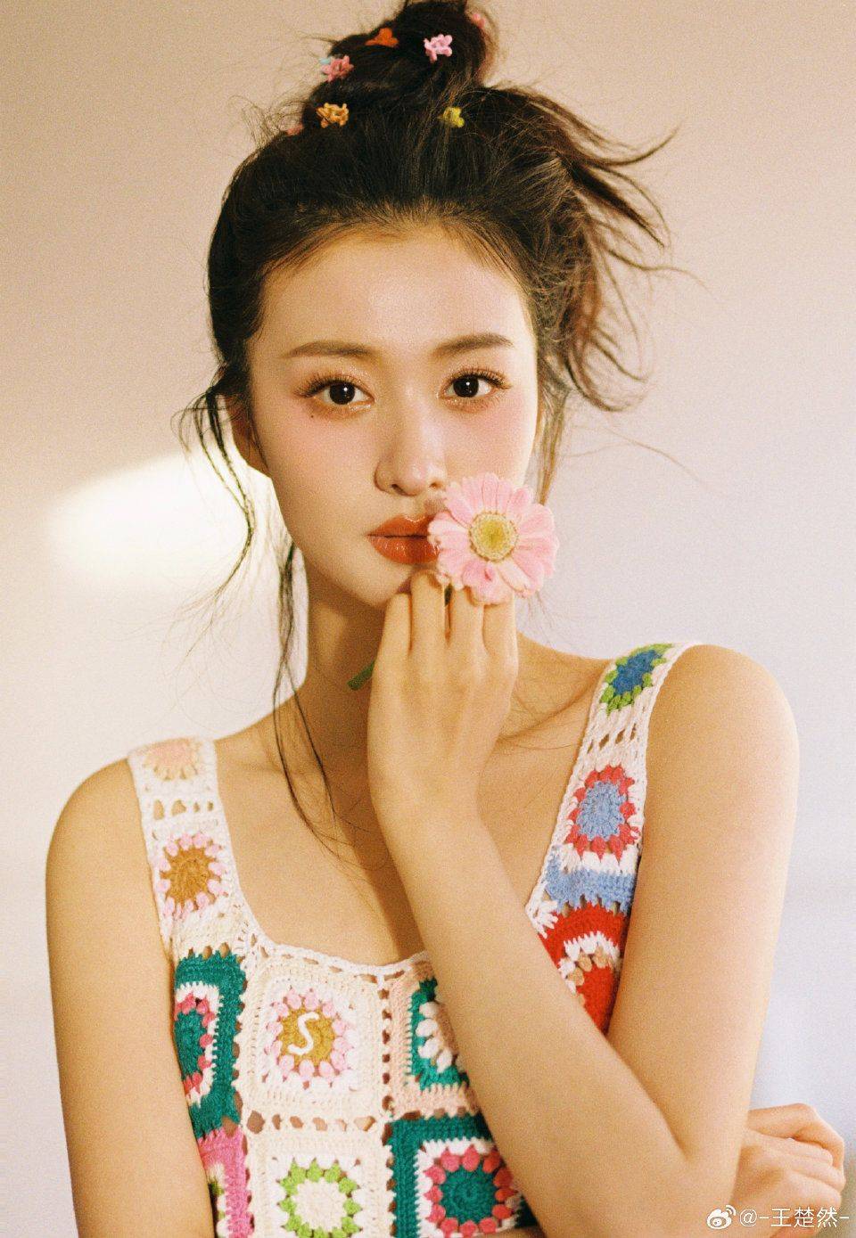 王楚然25岁生日写真!新发型搭配彩色钩花吊带裙,好青春靓丽_女生