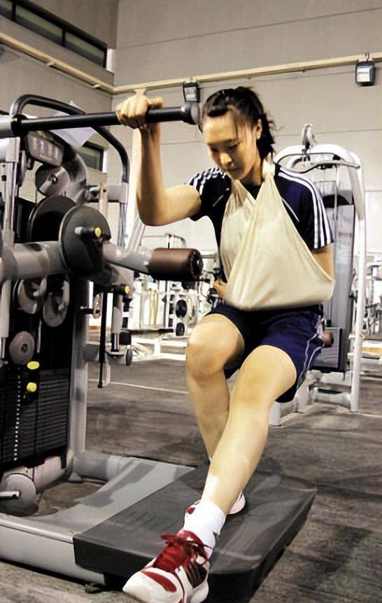 惠若琪成为中国女排的核心,可是因为比赛强度的增加,惠若琪在一次救球