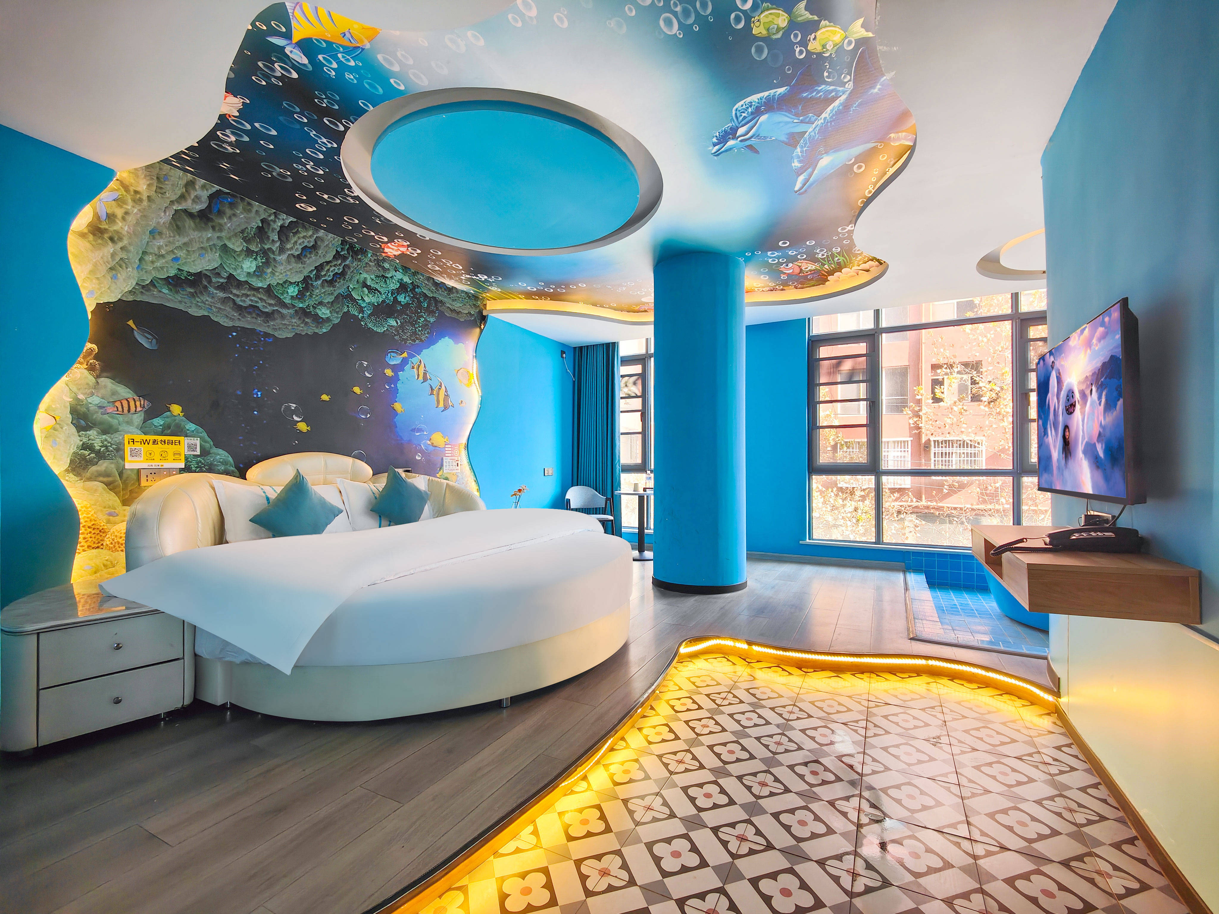 海洋之心智能主题房▼客房内有免费瓶装水可供饮用,便捷的客房设施定