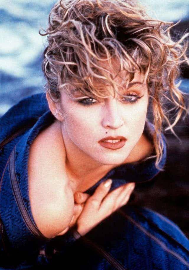 61岁麦当娜为26岁男友庆生,身家超40亿,情史混乱,换男人如衣服_西恩·