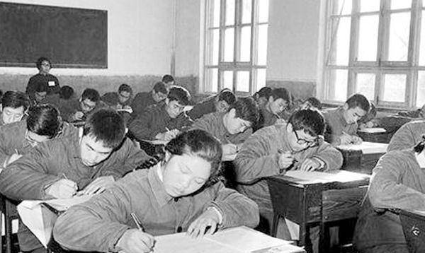 恢复高考后的首位女状元,临时弃理从文,复习不足一月便考入北大