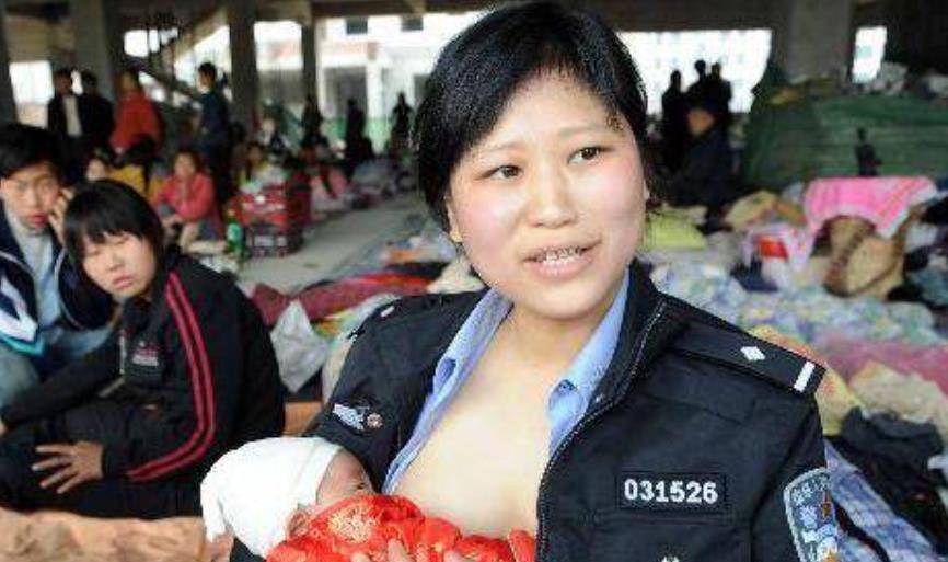 汶川地震救援期间,为9名婴儿哺乳的"警察妈妈",后来怎样了?