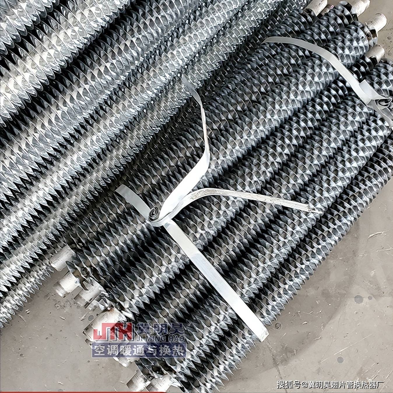 高频焊翅片管散热器是一种通过高频焊接技术将翅片焊接在基管上的散热