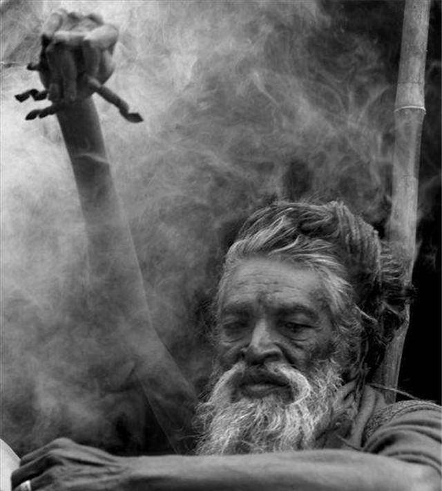 苦行僧高悬手臂修炼,为信仰买单47年坚持,不仅没成功手还废了_生活