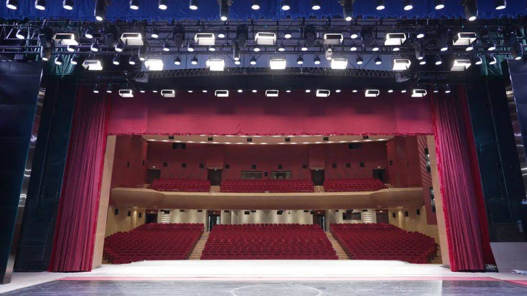 视频显示系统方面:主舞台区域吊挂近300平米p2.