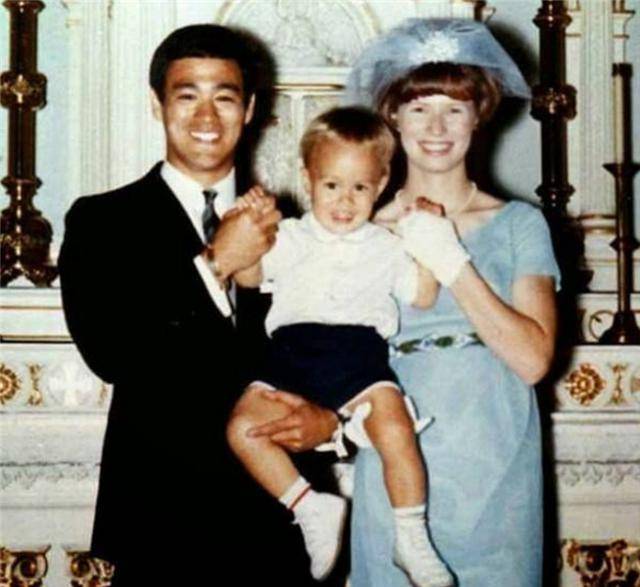 李小龙去世后,老婆改嫁徒弟,现定居西雅图为李小龙"守墓"_琳达_世界