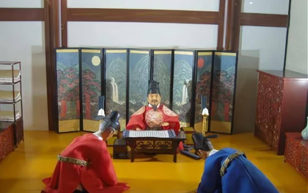 建文时期,明朝统治者改变主意,决定册封李芳远的原因是什么?