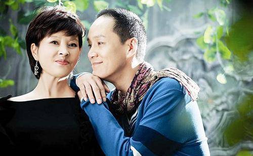 就连他身边的同事看他都要上去问:"你真的不打老婆吗?