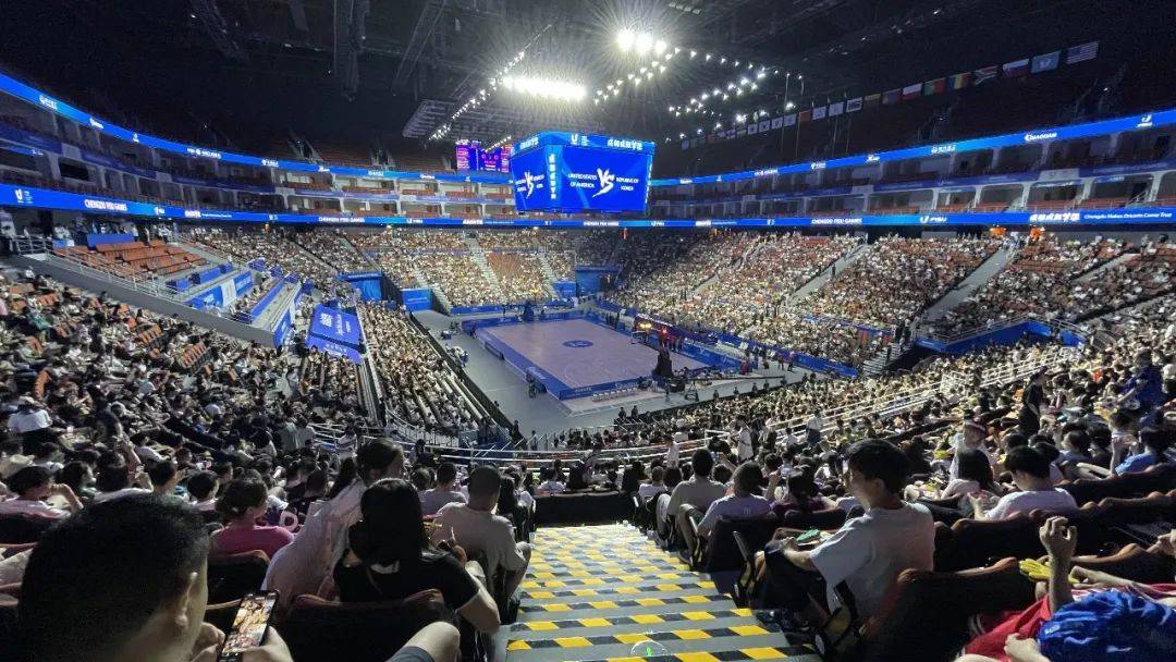 洲明体育室内篮球馆led屏_屏幕_篮球场_亮度