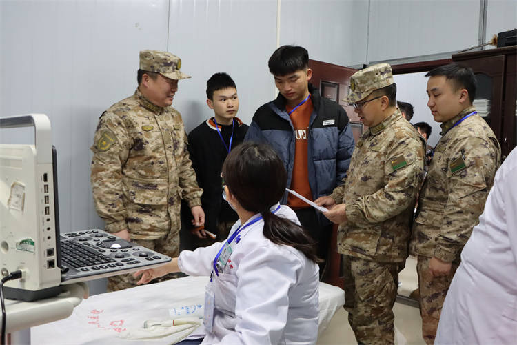 在征兵体检站,应征青年严格遵守体检纪律规定,按照体检流程领取体检表