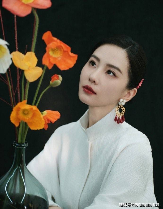 刘诗诗今日直播妆造,白色新中式套装搭配利落的盘发,独有的东方美!
