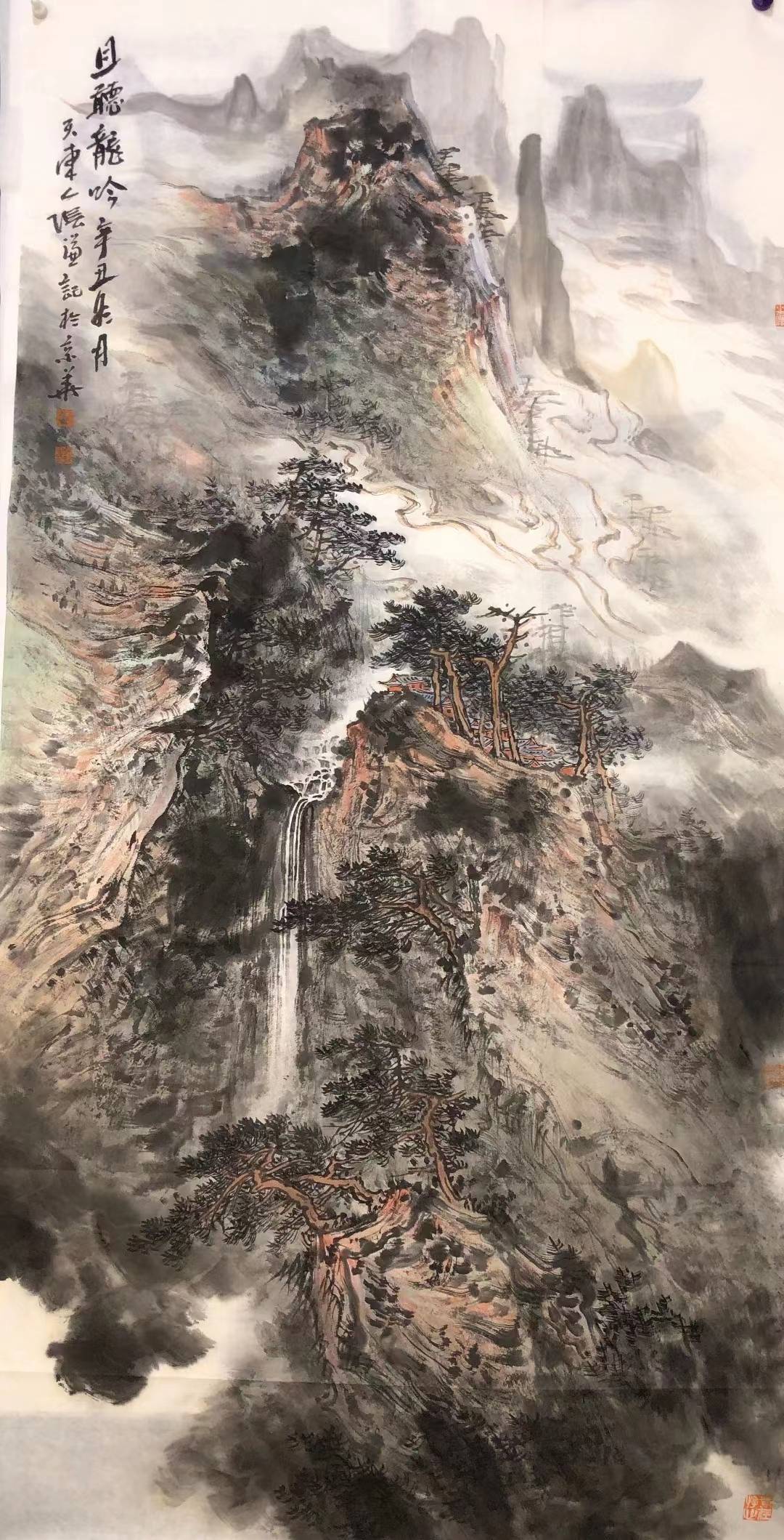 中美协会员张谦精品山水《泰岳朝晖》支持合影视频