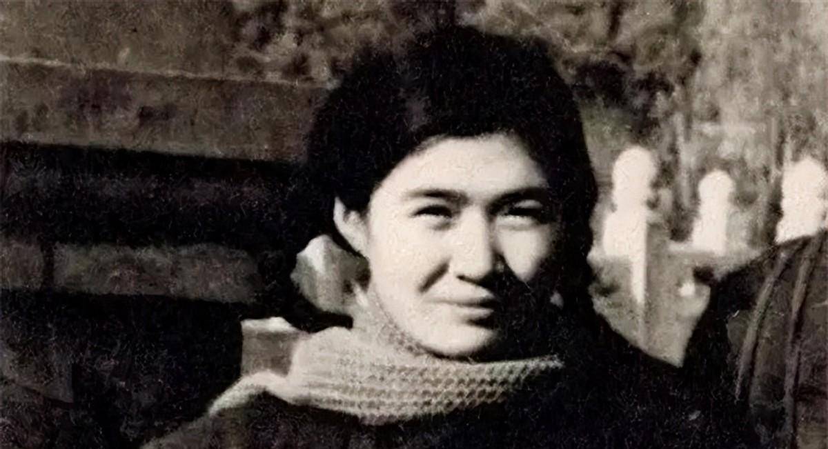 刘胡兰牺牲时,年幼的妹妹目睹全程,后选择扮演姐姐成为她的影子_刘爱