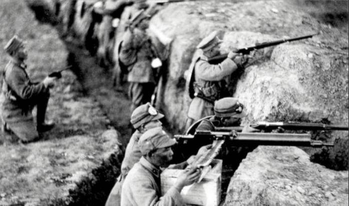 傅作义将军先后采取先发制人,远程奔袭的手段奇袭红格尔图与百灵庙