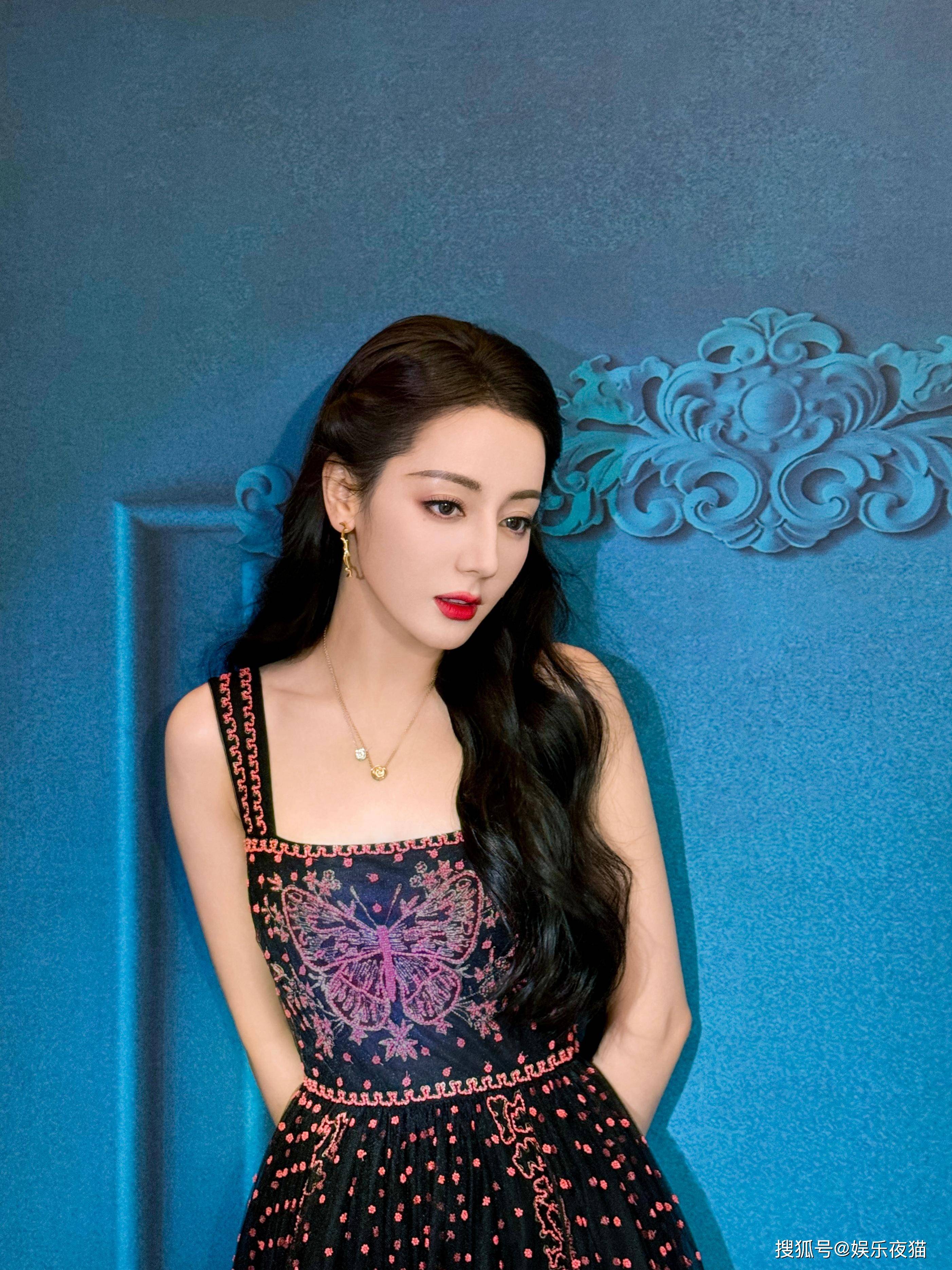 迪丽热巴一袭蝴蝶刺绣长裙写真气质优雅宛如春日里的一抹暖阳_才华