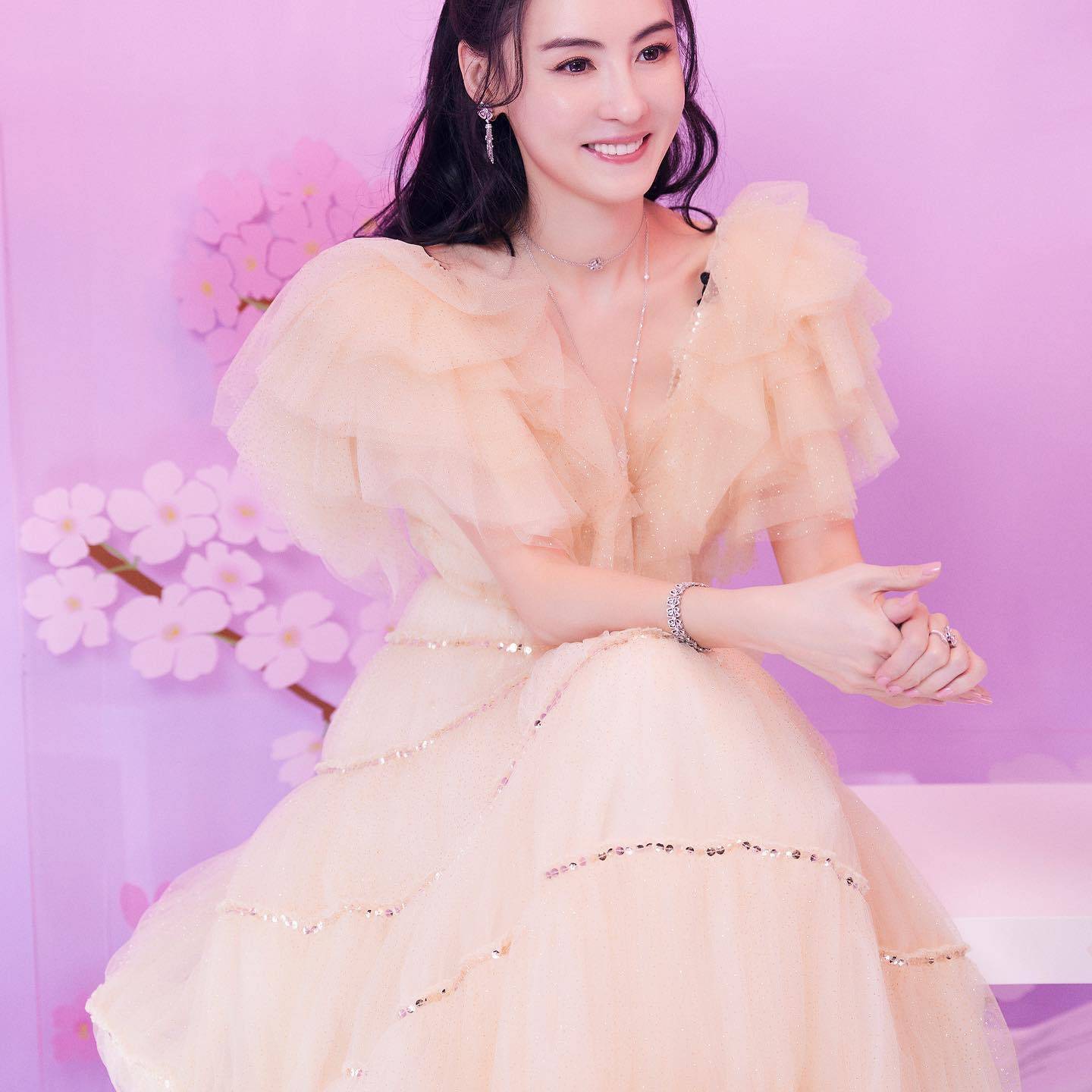 张柏芝43岁仍身材傲人,女人味爆棚!