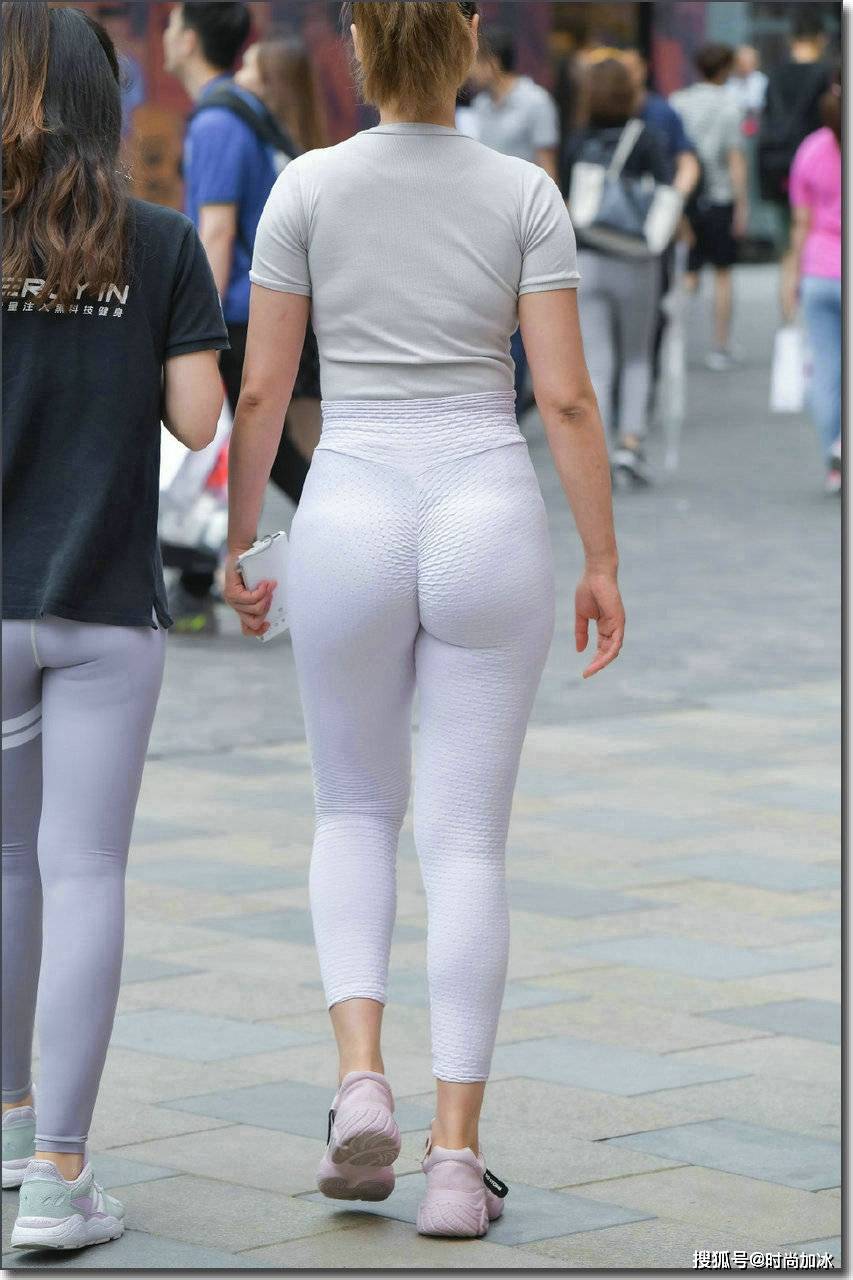 白色提花瑜伽裤,展现大体格女生的性感和时尚