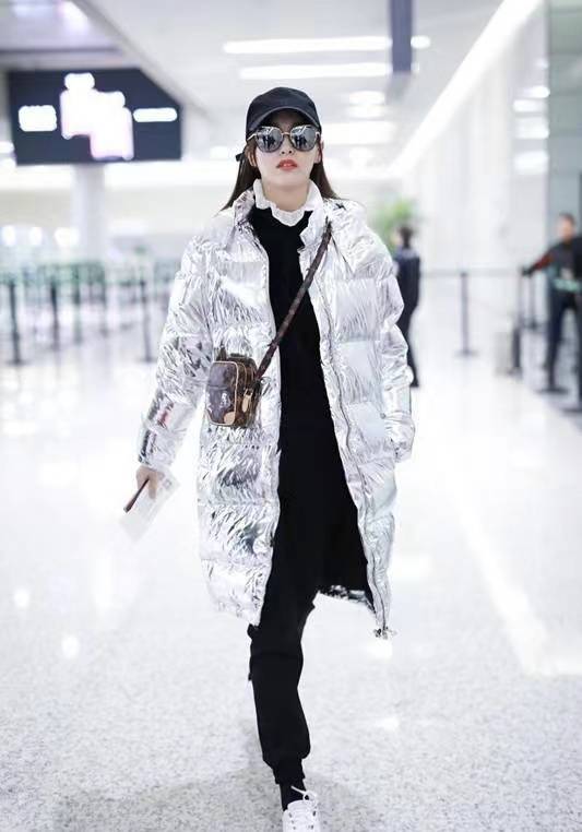 唐嫣惊艳现身,银色羽绒服成时尚焦点_造型_气质_黑色