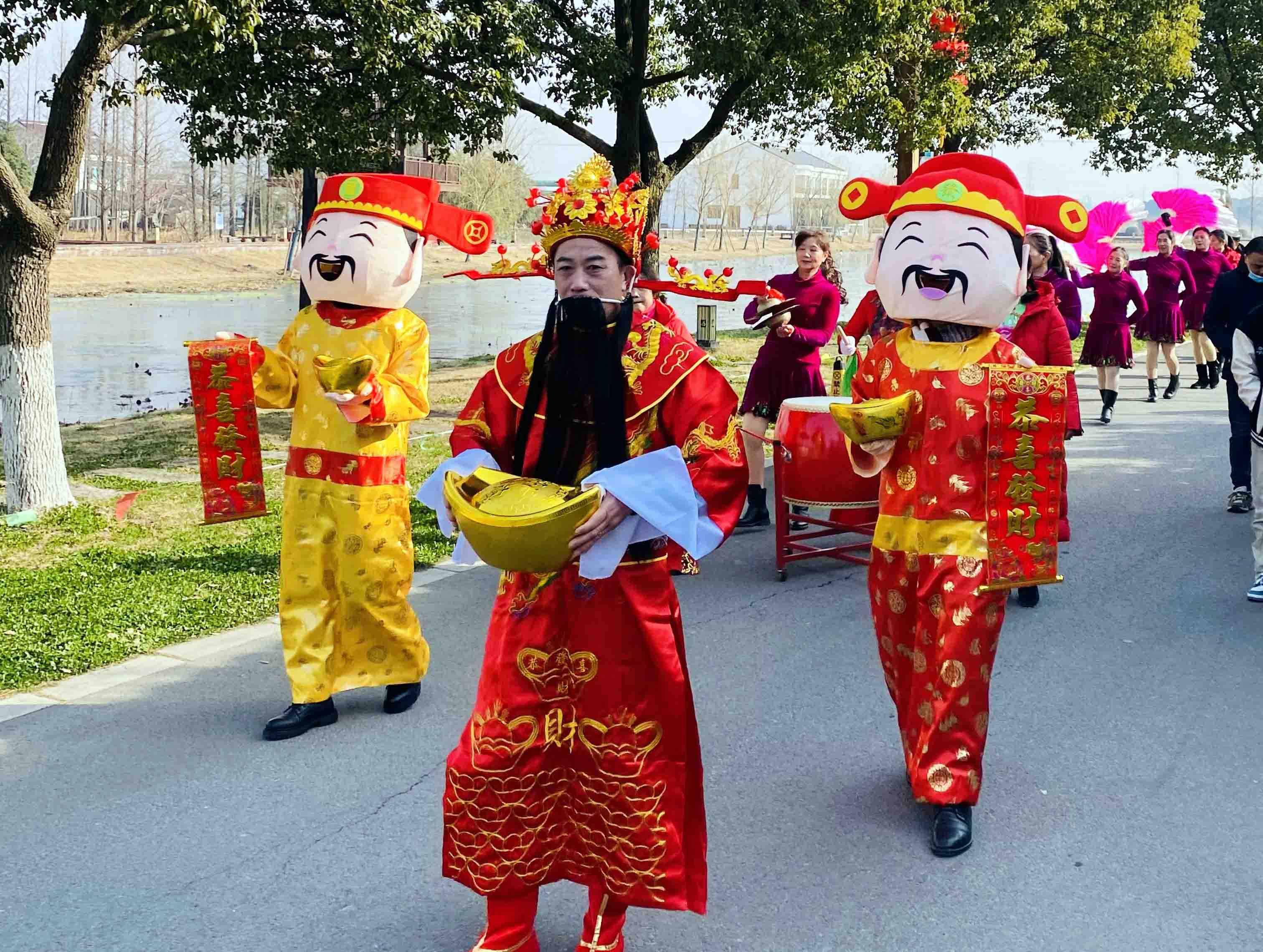 在冯梦龙村就有一位财神爷正在给大家派发"金元宝"呢!