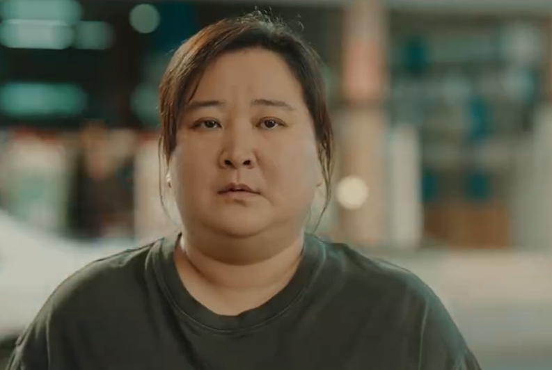 《热辣滚烫》发布预告,贾玲身形单薄练成拳击手,瘦身效果太明显_电影