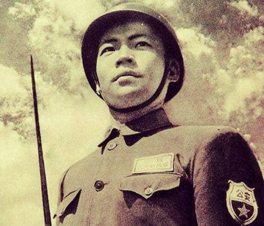 他率领部队在战场上迅速投入,成功包围了黄伯韬的七兵团63军,创下了我