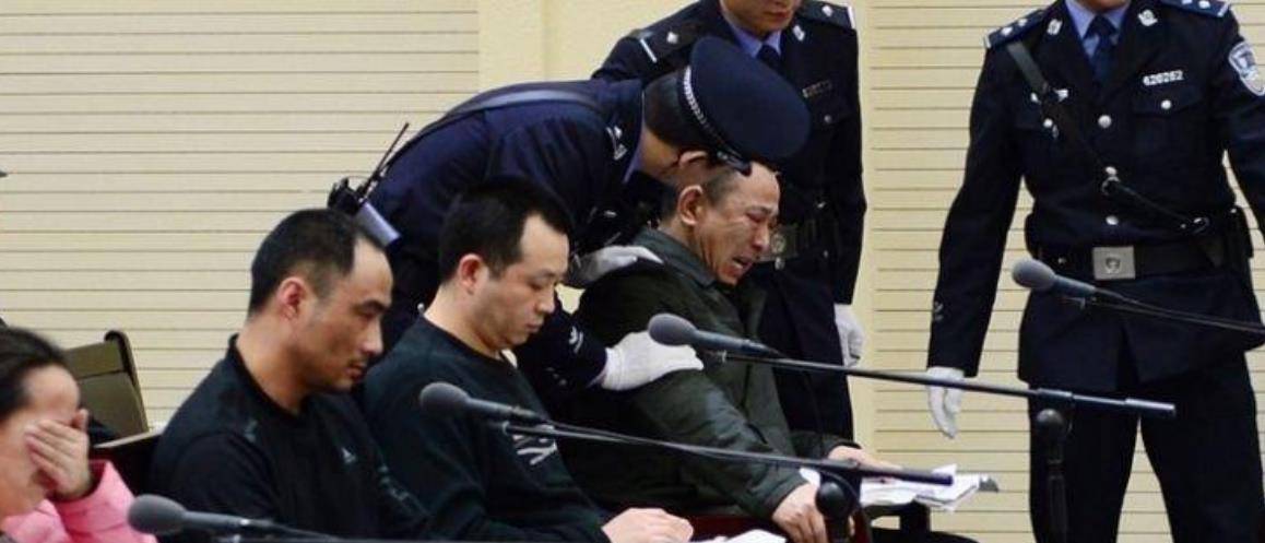 他是亿万富翁,在汶川地震中捐款五千万,被抓时搜到一个排的武器_刘汉