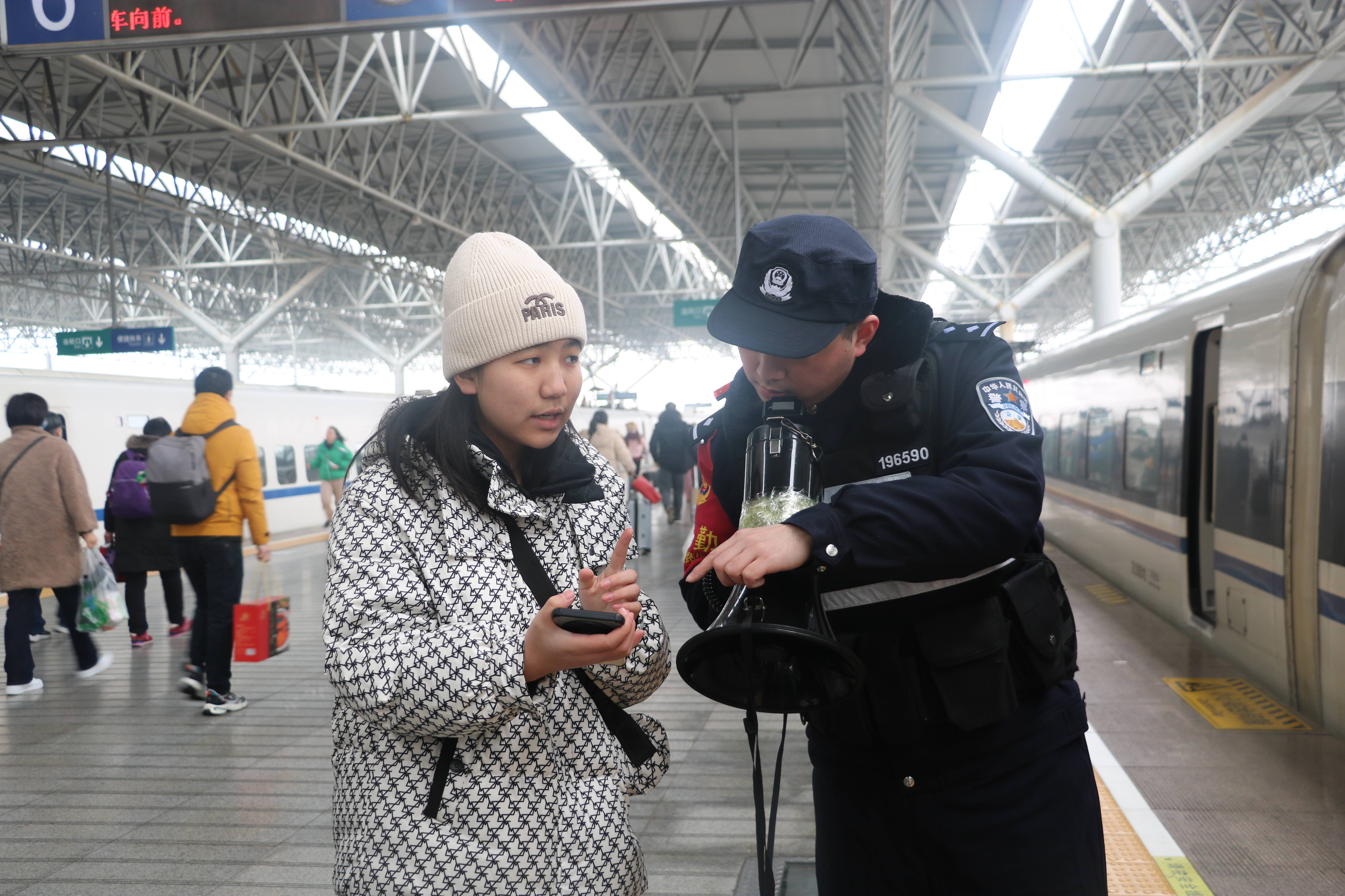 襄阳铁路公安处宜昌东站派出所主动加强与客运部门对接,密切掌握车站